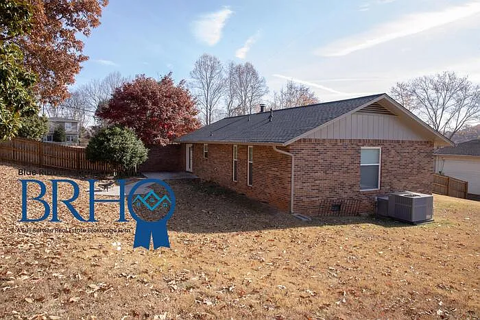 501 Idlewood Ln — Photo 9