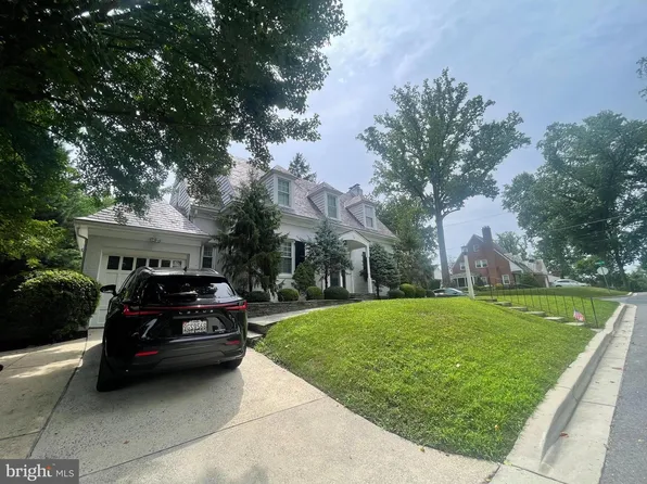 8201 Larry Pl, Chevy Chase, MD 20815
