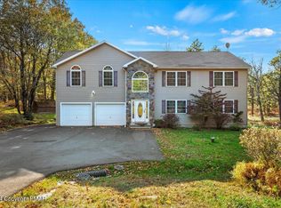 1042 Clover Rd, Long Pond, PA 18334