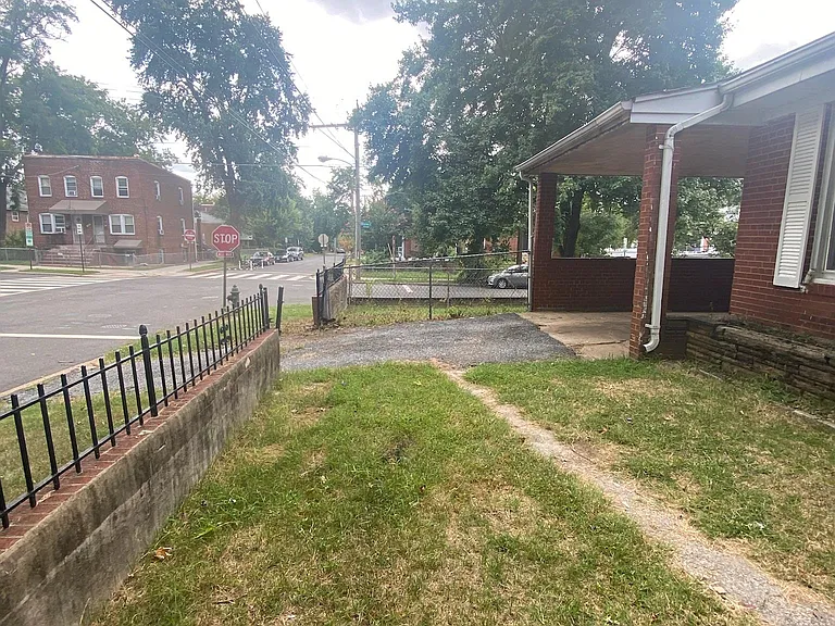 200 46th St NE — Photo 32