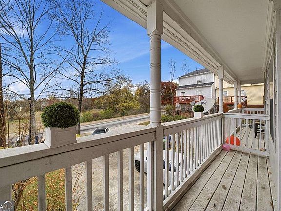 2nd image of 584 Windsor St SW