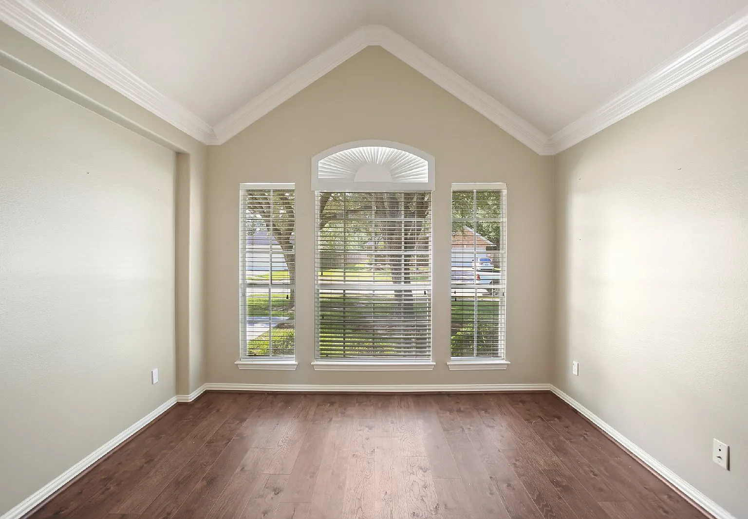 4 bed, 2.0 bath, 2206 sqft, $2,475 — Photo 4
