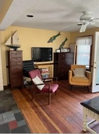 4 bed, 2.0 bath, 1724 sqft, $2,000 — Photo 3