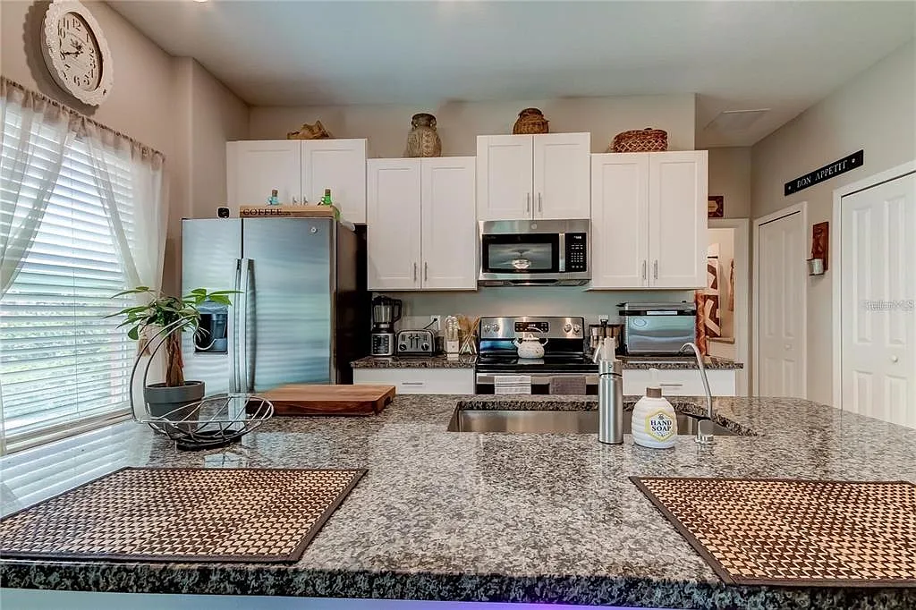 3 bed, 3.0 bath, 2030 sqft, $2,600 — Photo 4