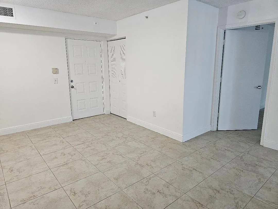 3 bed, 2.0 bath, 1084 sqft, $2,350 — Photo 3