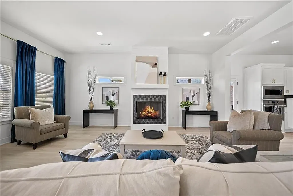 4 bed, 3.5 bath, 2623 sqft, $2,950 — Photo 2