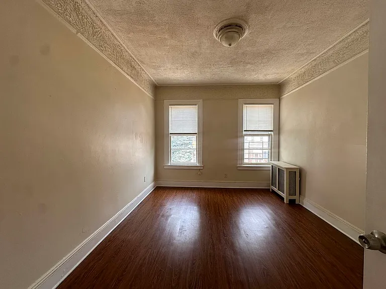 1050 E 94th St #3 — Photo 6