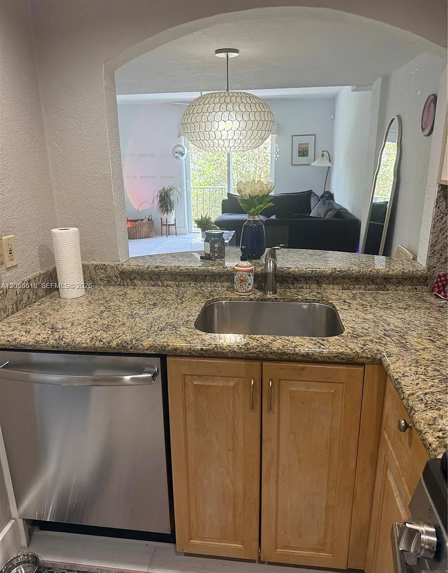 Villas Of Pinecrest Condo — Photo 2