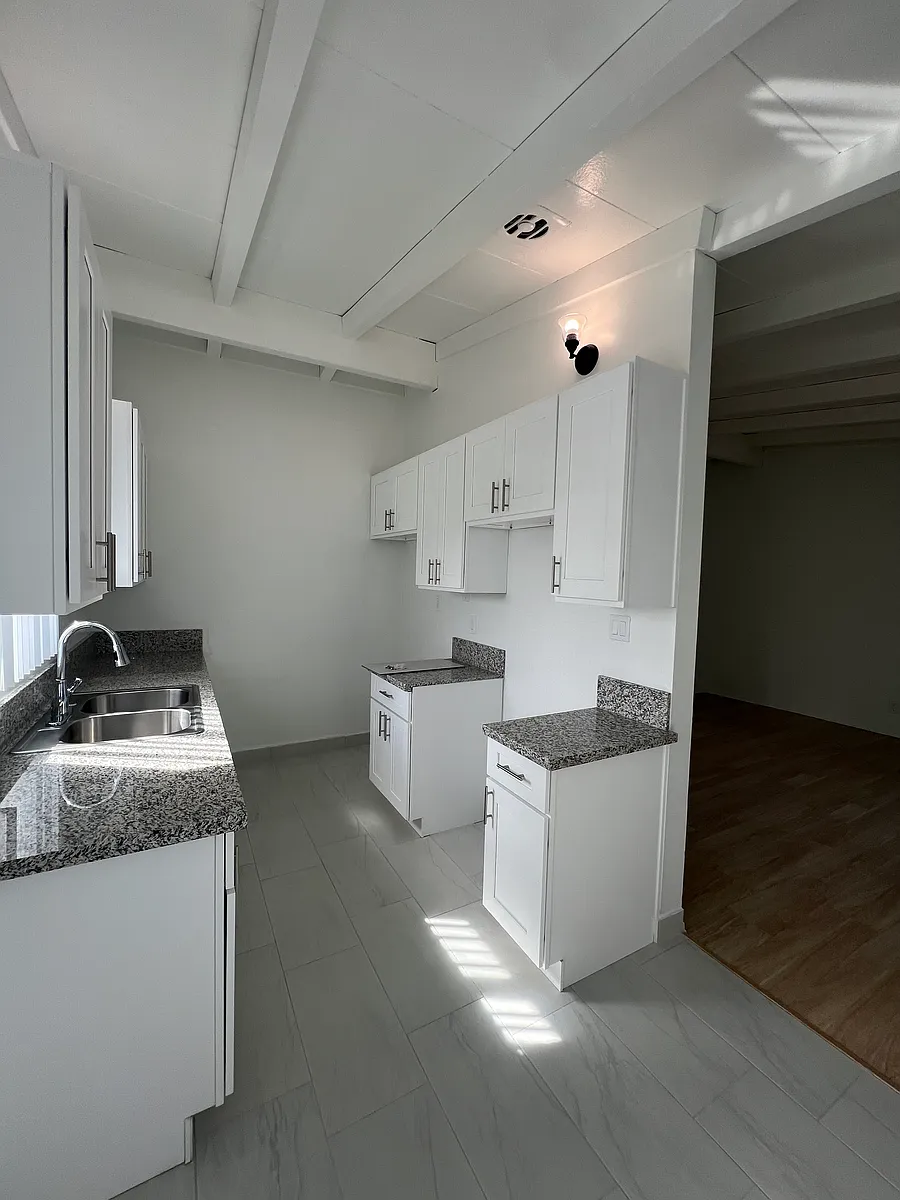 Building Photo - 1102 W Broadway #6