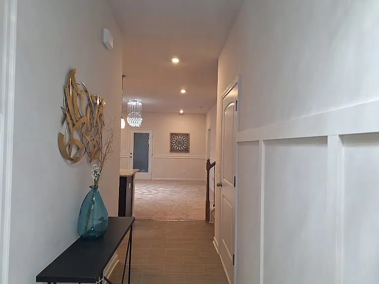 160 Marion Dr — Photo 3