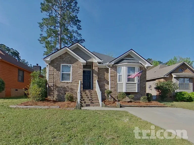 136 Westport Dr — Photo 2