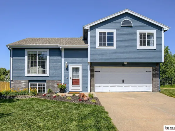 1204 Devon Dr, Papillion, NE 68046
