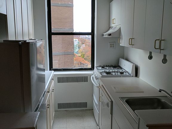 4th image of 200 Haven Ave APT 4G