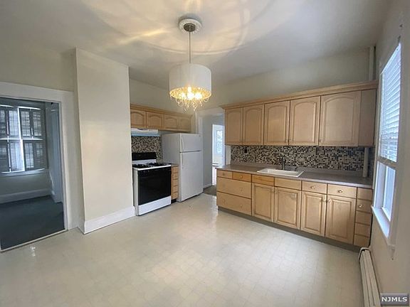 4th image of 566 Fern Ave Floor 2