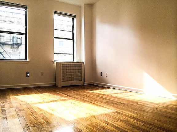 Spacious bathroom can fit Queen and King size bed with room