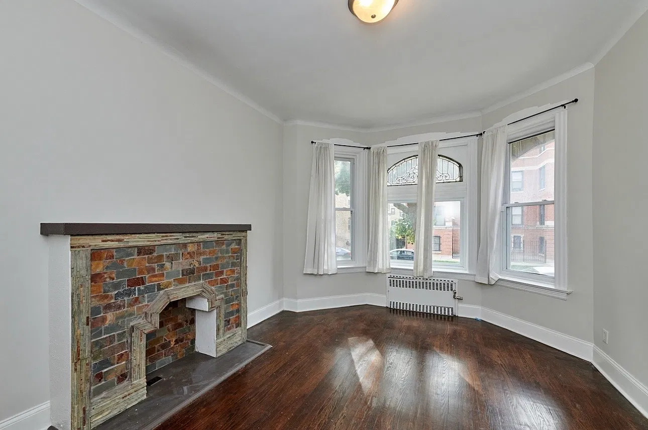 618 E 50th Pl — Photo 2