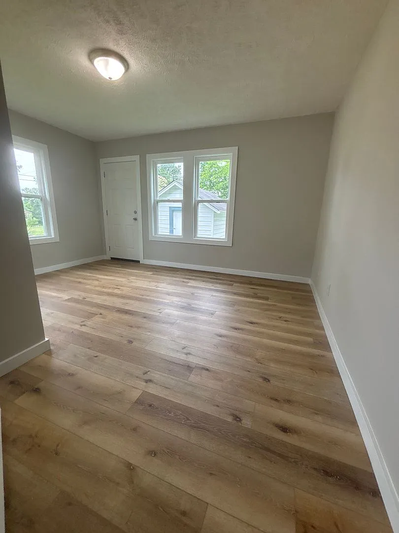 New Listing ! Spacious 5 Bedroom 2 Bath House — Photo 4