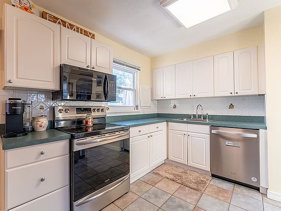 5th image of 686 Wyngate Dr W