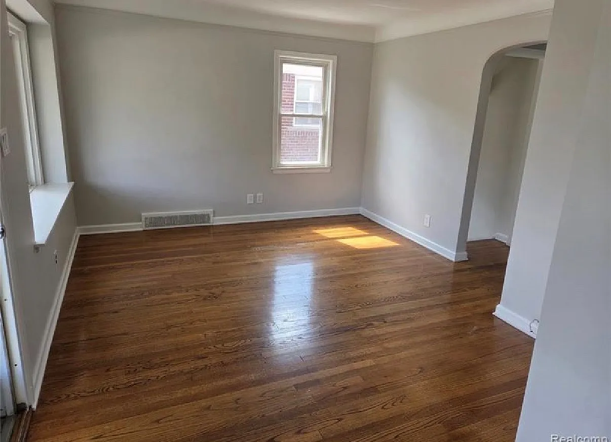 3 bed, 1954 sqft, $2,100 — Photo 2
