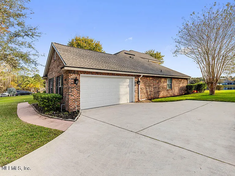 813 W American Eagle Dr — Photo 3