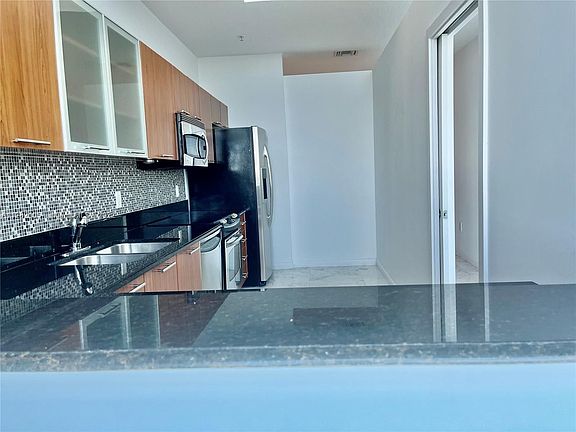 5th image of 1800 N Bayshore Dr APT 407