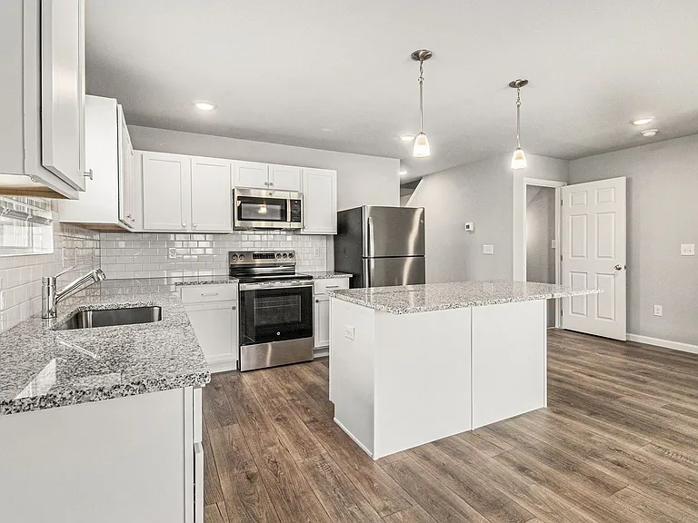 2216 Macatawa Ln — Photo 2