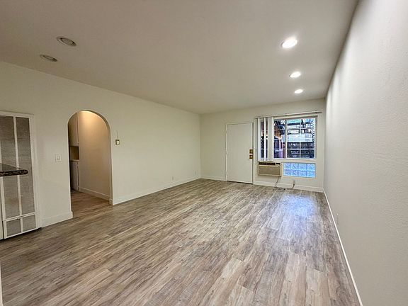 2nd image of 3729 Clarington Ave APT 9