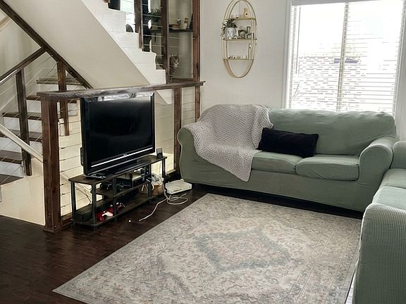 4th image of 1498 W Parkside Dr