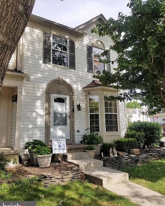 Well maintained end unit townhome