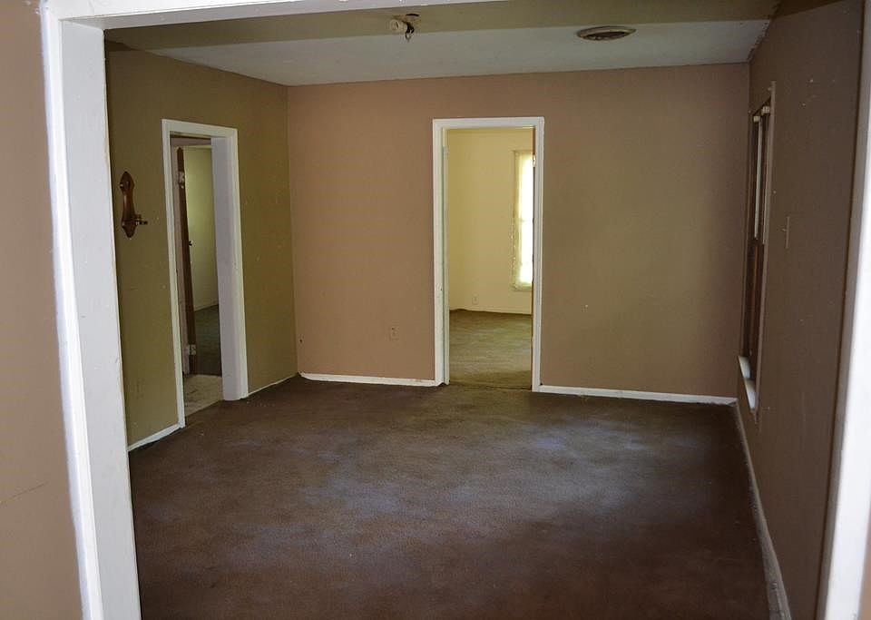 2nd image of 118 W Washington St