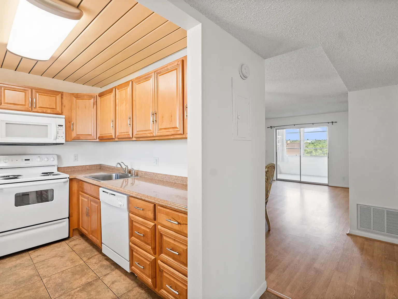 1 bed, 1.5 bath, 874 sqft, $1,375 — Photo 1