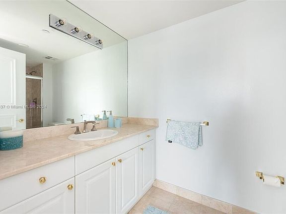 5th image of 20201 E Country Club Dr APT 405