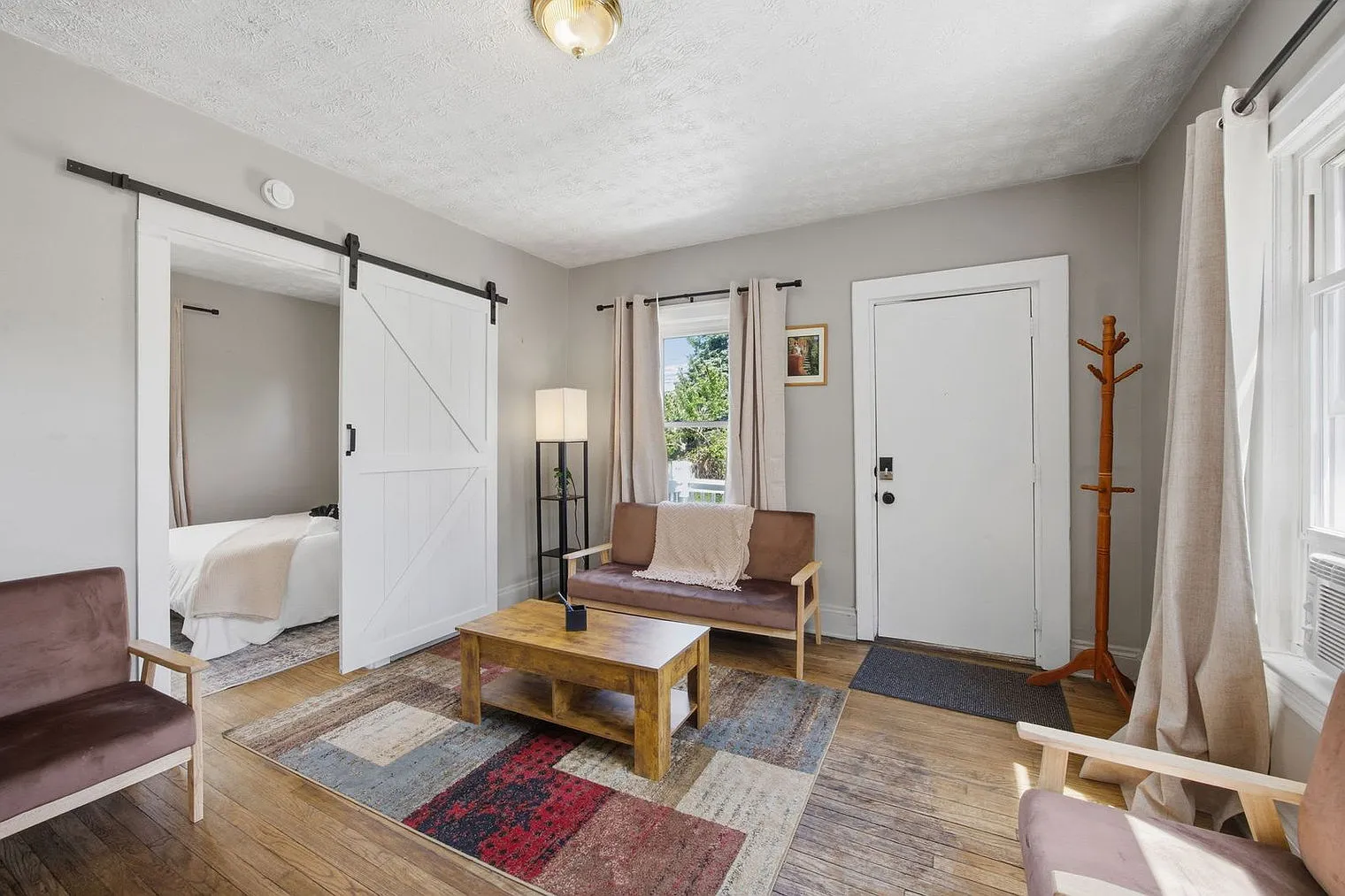 2 bed, 1.0 bath, 699 sqft, $2,376 — Photo 1