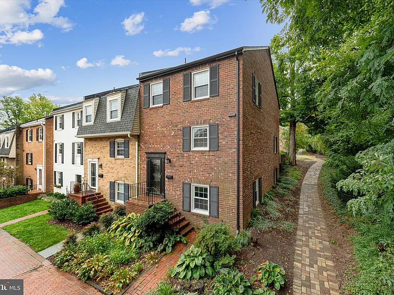 3885 Chain Bridge Rd — Photo 1