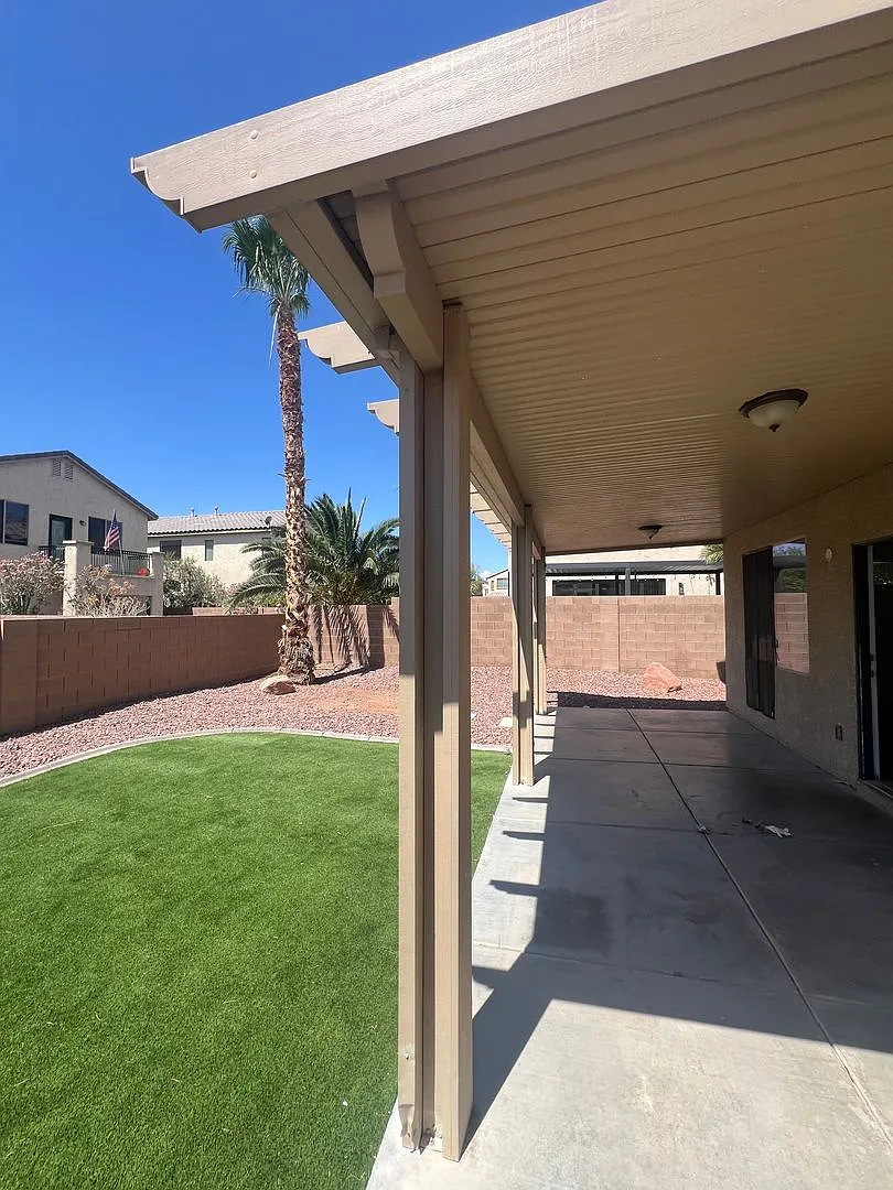 2 Story home with huge backyard — Photo 2