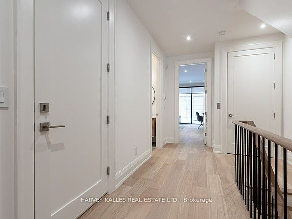 4th image of 32 Evergreen Gdns