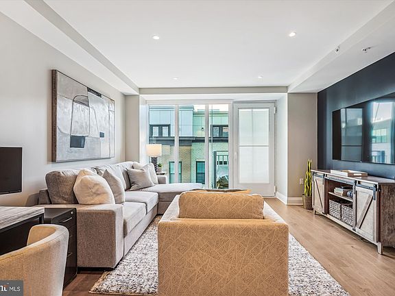 4th image of 925 N Fairfax St #308