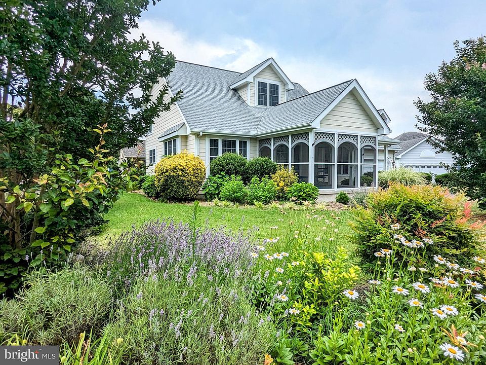 1st image of 220 Lakeside Dr