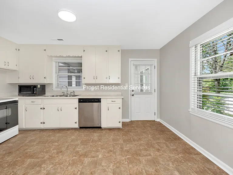823 Stanhope Dr NE — Photo 11