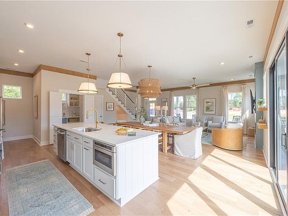 5th image of 377 Scotland Ln