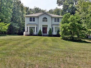 9 Lakewood Dr, New Windsor, NY 12553