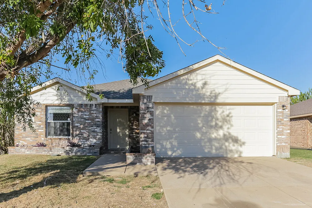 3 bed, 2.0 bath, 1796 sqft, $2,200 — Photo 1
