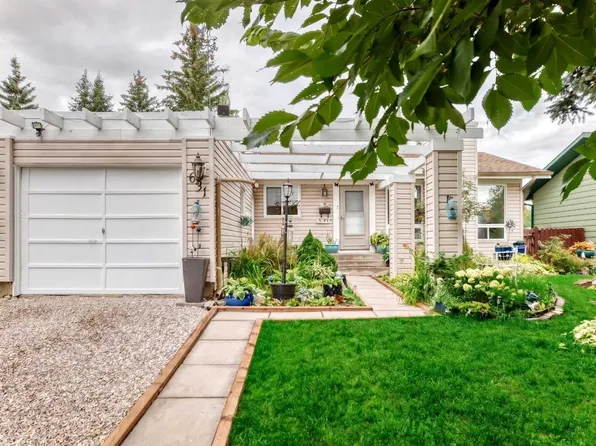 631 Brookpark Dr SW, Calgary, AB T2W 2P8