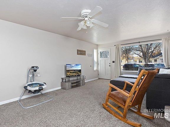 4th image of 127 10th Ave E