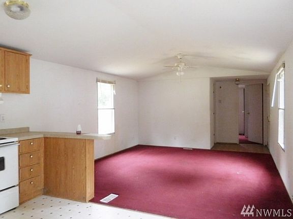5th image of 141 NE Snowcap Dr