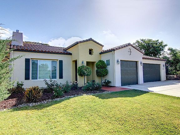 3rd image of 823 Hacienda Cir