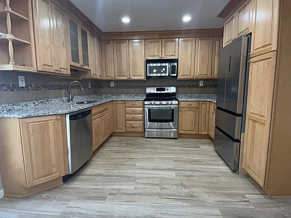 5th image of 611 Fairway Rd