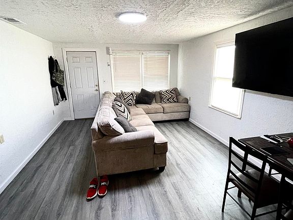 4th image of 915 Ash St