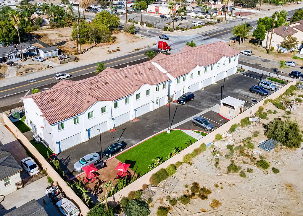 Spacious 3-Bed Apartment in Fontana with 3 Baths — Photo 2