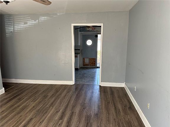 3rd image of 214 Cardinal Dr